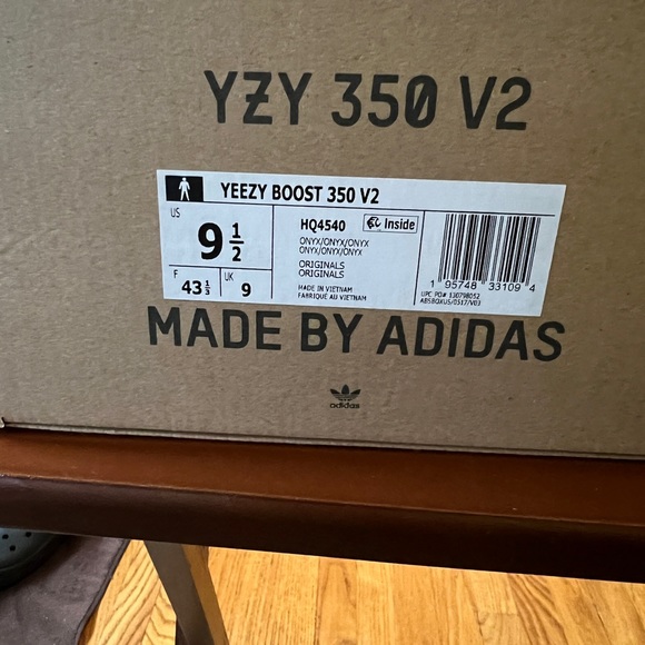 Men’s Yeezy 350V2 - Picture 7 of 7
